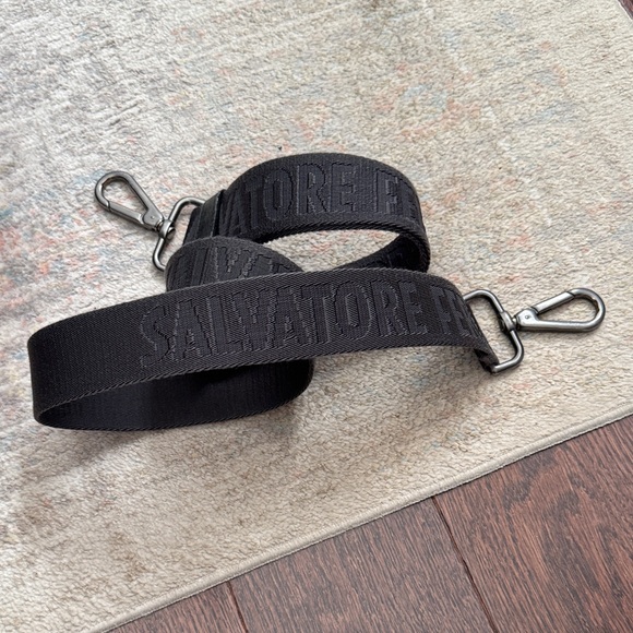 50 inch adjustable Salvatore Ferragamo Black Shoulder Strap - Picture 1 of 6